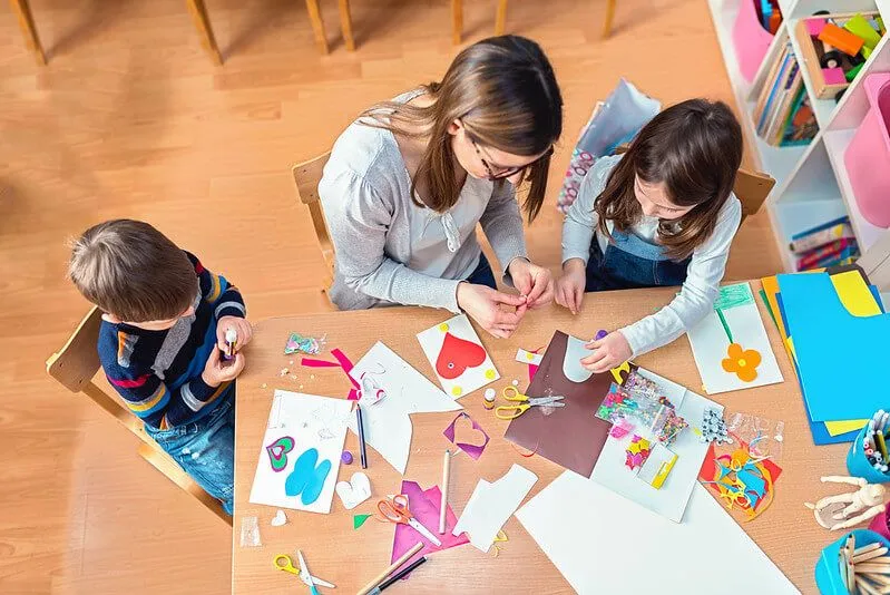 kids making easter cards at home