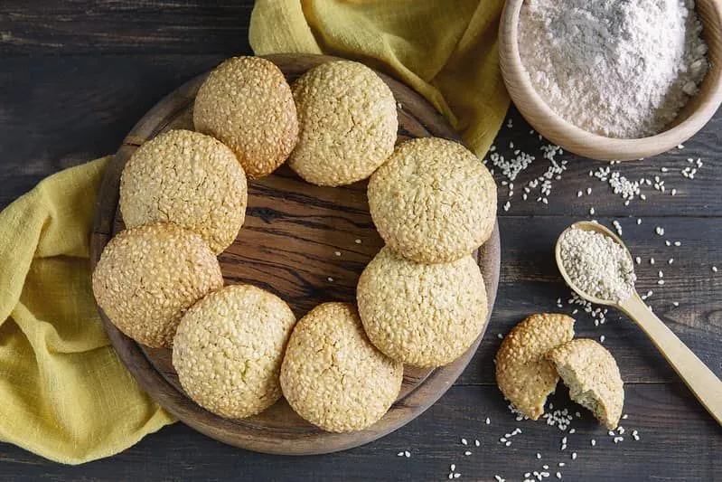 Roman recipe of honey cookies with sesame seeds.